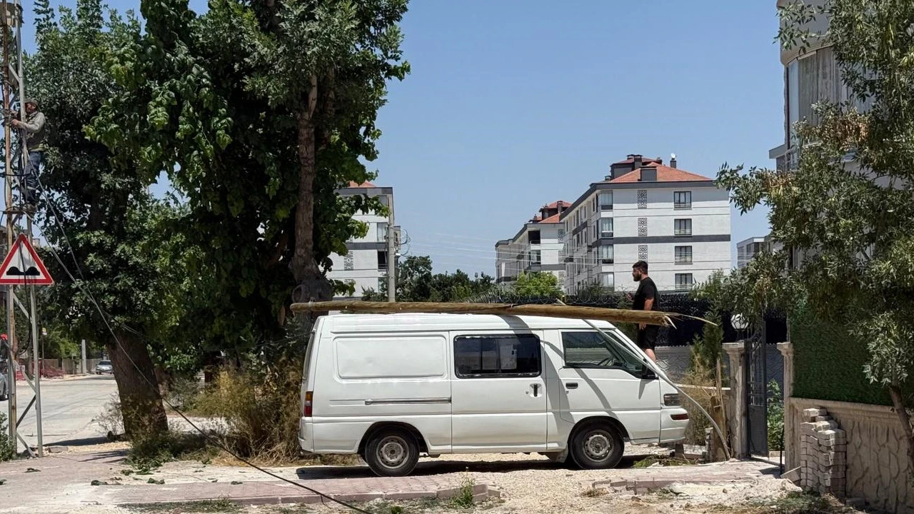 Her an başınıza bir direk düşebilir: Konya'da akılalmaz kaza