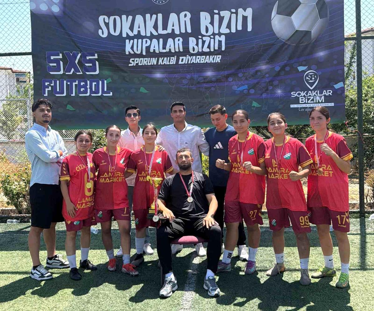 Cizreli kadınlar "5x5 Sokaklar Bizim" futbol turnuvasında bölge şampiyonu oldu