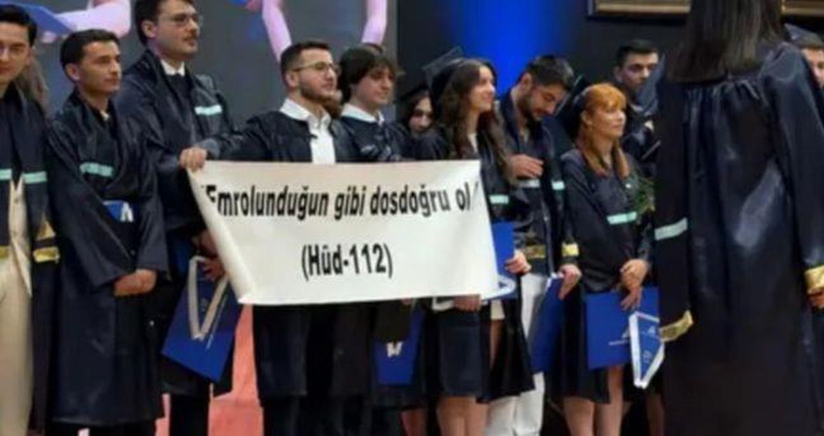 Yeditepe Üniversitesi ayet pankartı olayı nedir? Hûd Suresi neden gündemde? "Emrolunduğun gibi dosdoğru ol" hangi ayette..