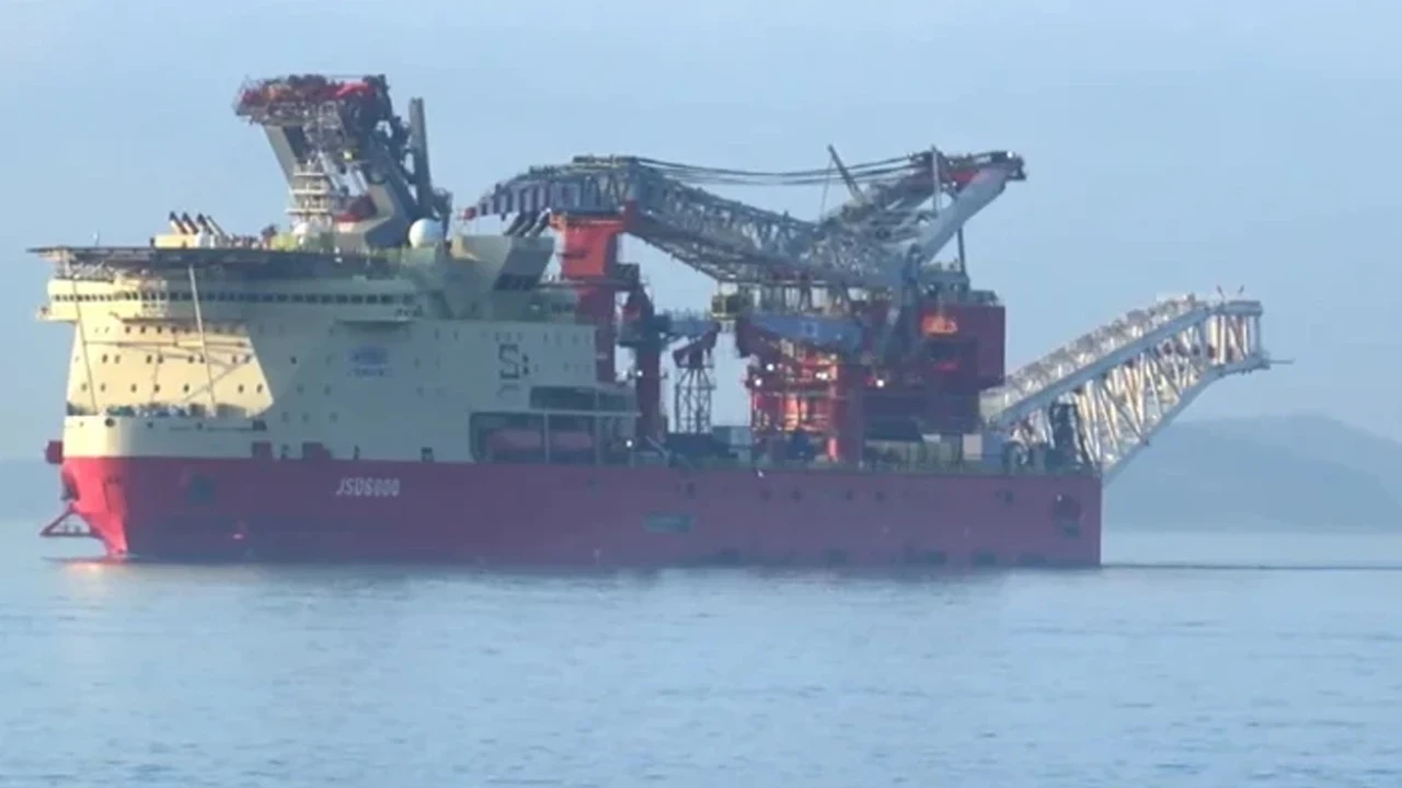 Dev doğal gaz gemisi İstanbul Boğazı'ndan geçiyor