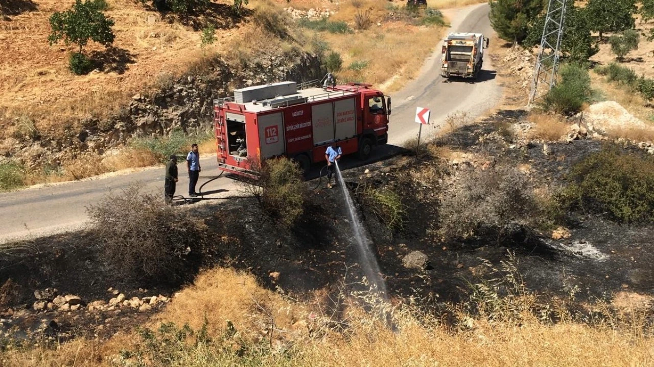 Tarlayı söndürürken alevlerin arasında kaldı