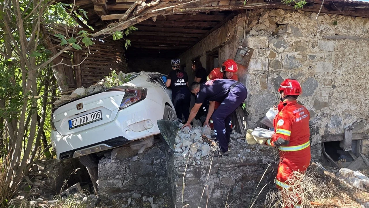 Otomobil eve daldı: Sürücü öldü nişanlısı yaralı kurtuldu