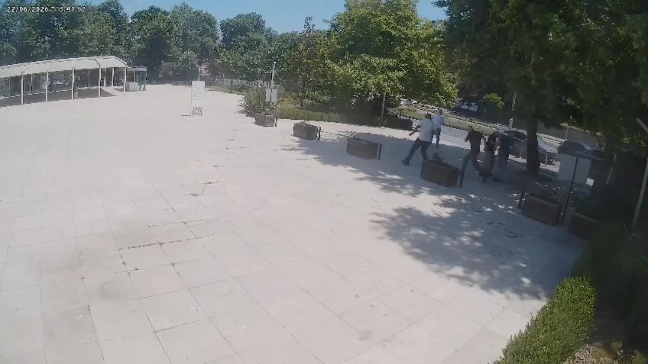 Üç aracın karıştığı kaza kamerada! Vatandaşlar saniyelerle kurtuldu