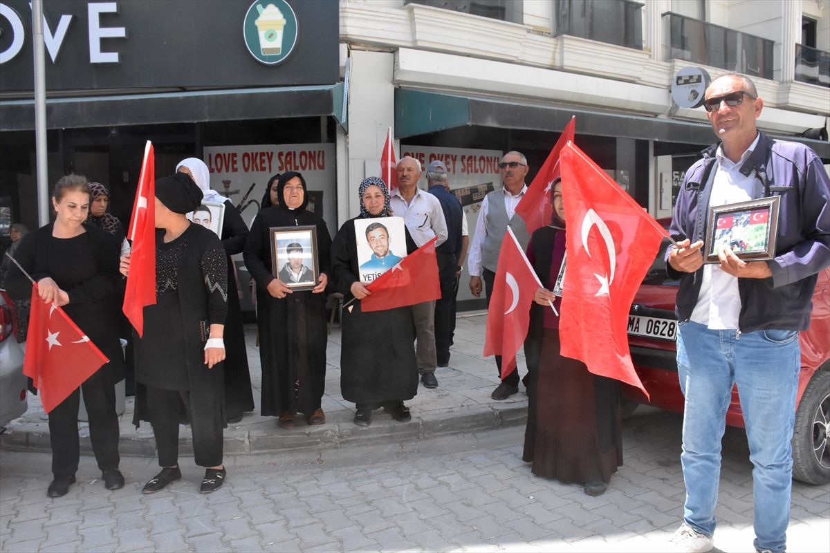 Vanlı aileler DEM Parti İl Başkanlığı önündeki eylemlerini sürdürdü