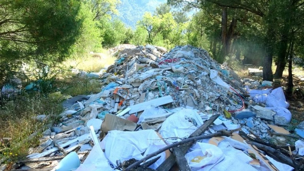 Muğla'da tepki çeken görüntü: Ormanlık alan moloz yığınıyla doldu