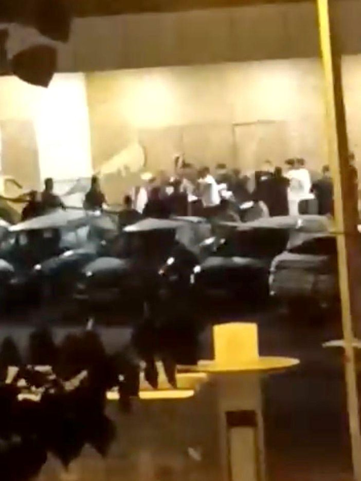 Başakşehir'de iki grup birbirine girdi: Sopa ve flama direkleriyle saldırdılar