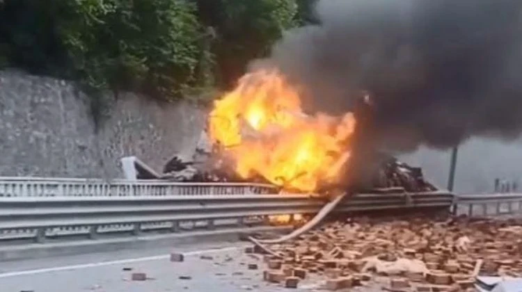 Feci kaza… Bariyerlere çarpan kamyon alev alev yandı: 1 ölü