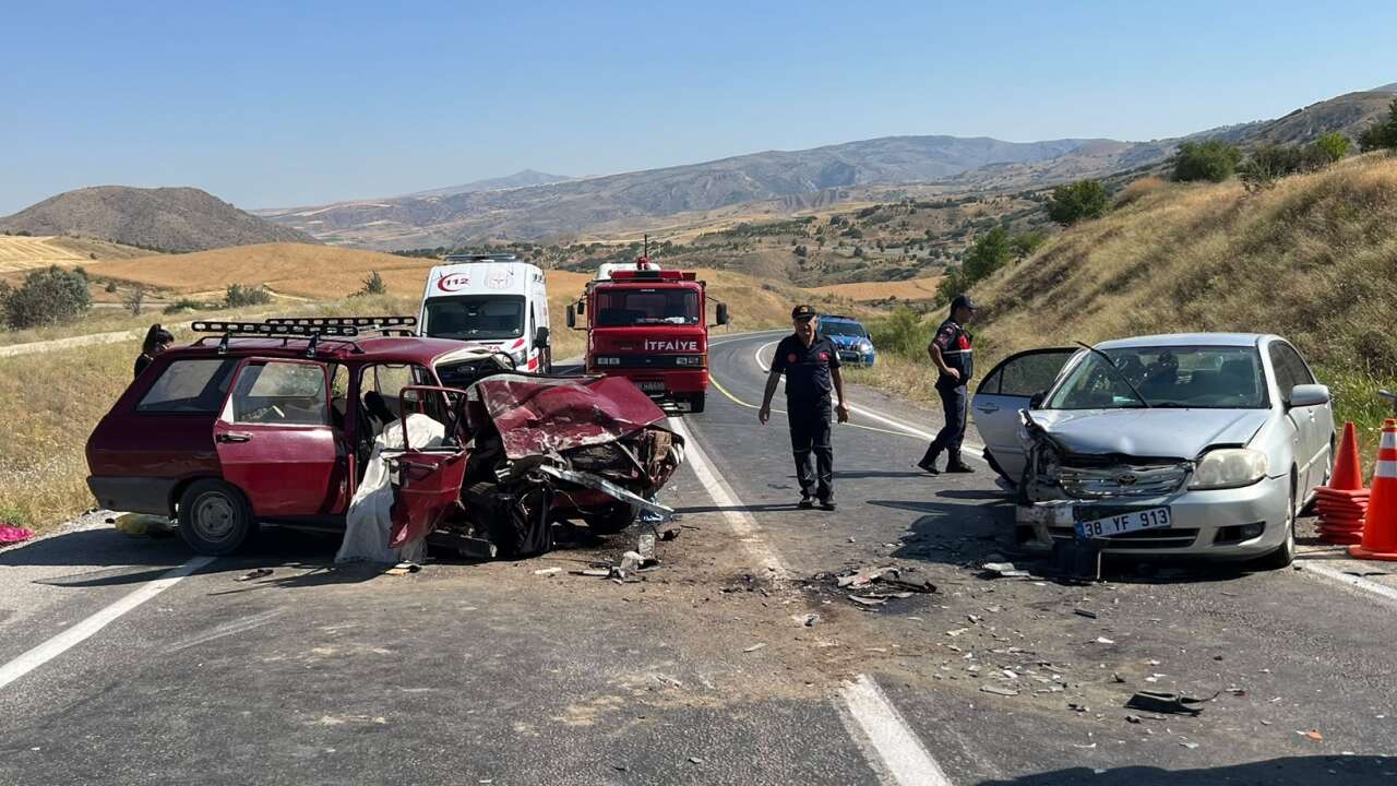 Kayseri’de iki otomobil çarpıştı: 1 ölü, 6 yaralı