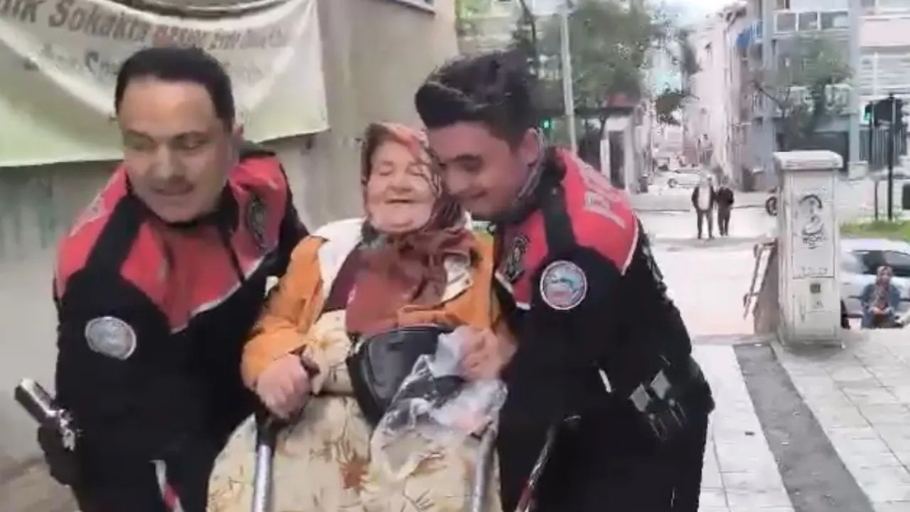 Yürüteciyle zorlanan kadının yardımına yunus polisi yetişti