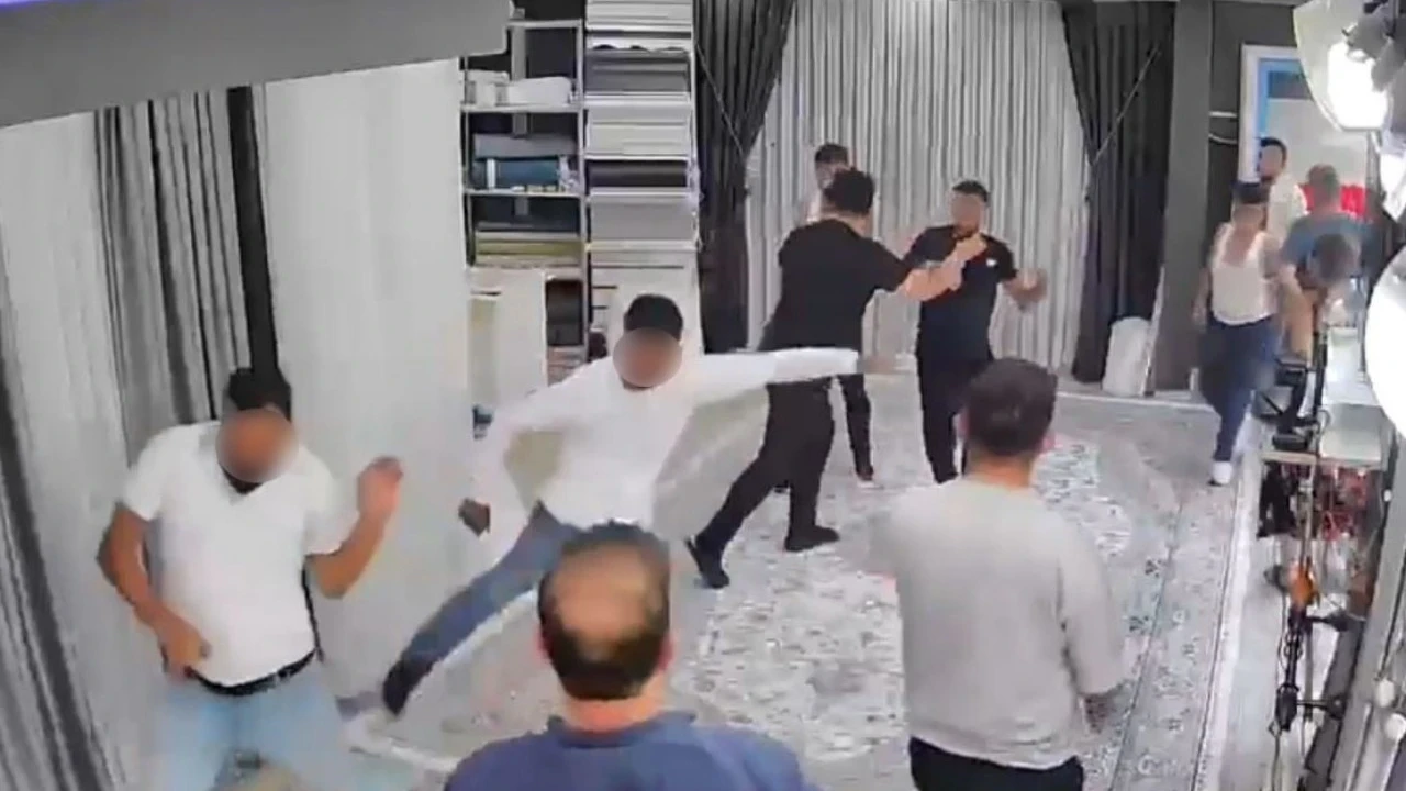 Esenyurt'ta dehşet anları: Bıçak ve sopalı grup perde dükkanını bastı