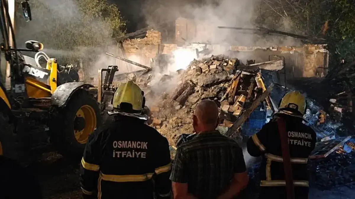 Osmancık'ta metruk bina alevlere teslim oldu