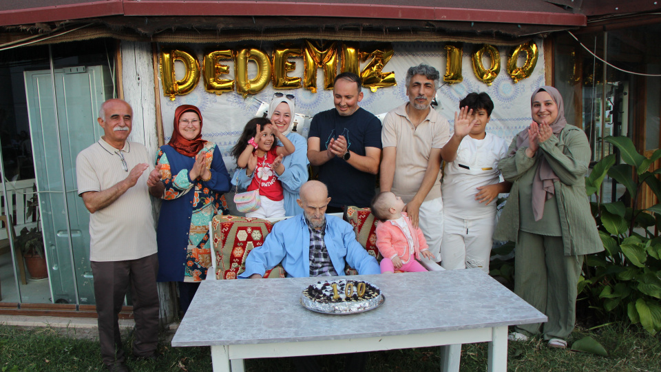 100 yaşına giren Ali dedeye doğum günü kutlaması