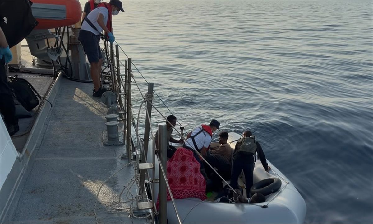 İzmir'de 46 Düzensiz Göçmen Yakalandı ve Kurtarıldı