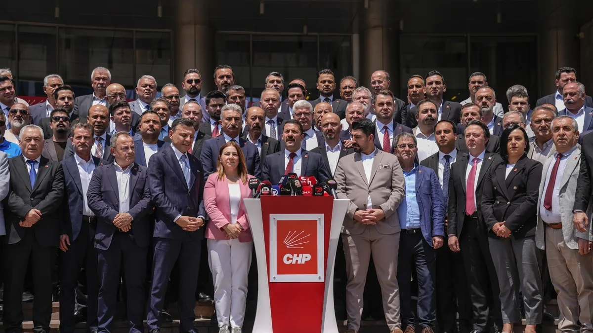 CHP'de 'olağanüstü' hareketlilik! Toplanan imzaları Genel Merkez'e sorduk: 'Yok hükmünde' | Özgür Özel'i...