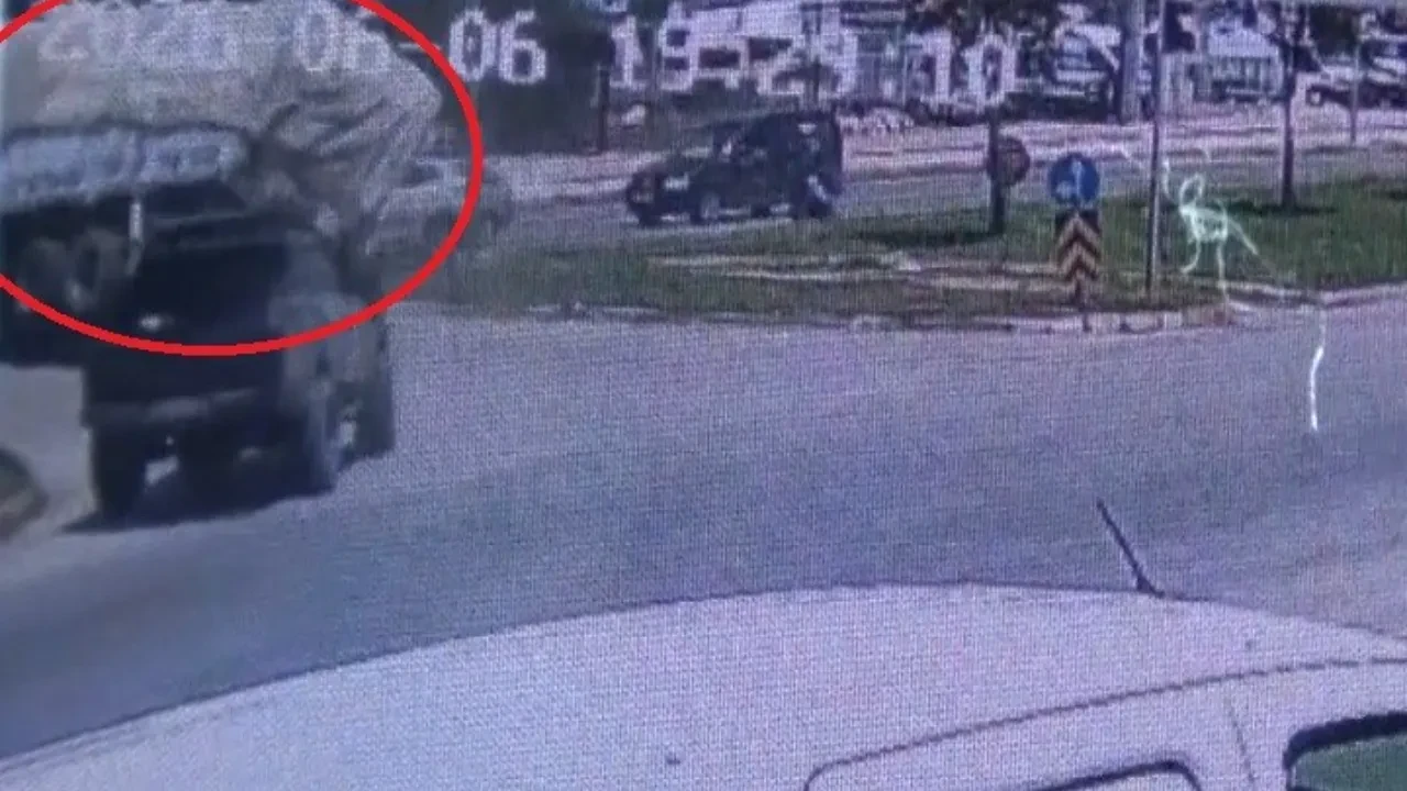 Kamyonun kazası sonrası tomruklar yola saçıldı