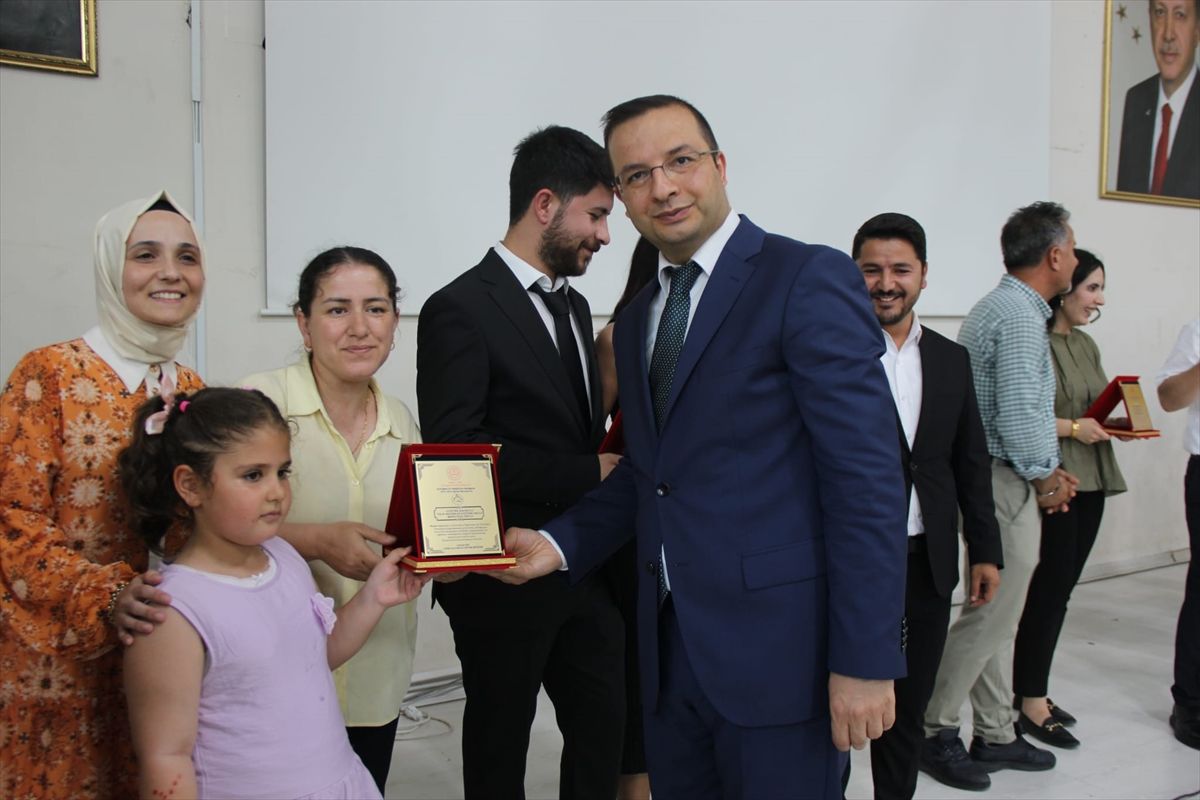Cizre'de "7'den 70'e Okuyan Cizre" projesinde dereceye girenler ödüllendirildi