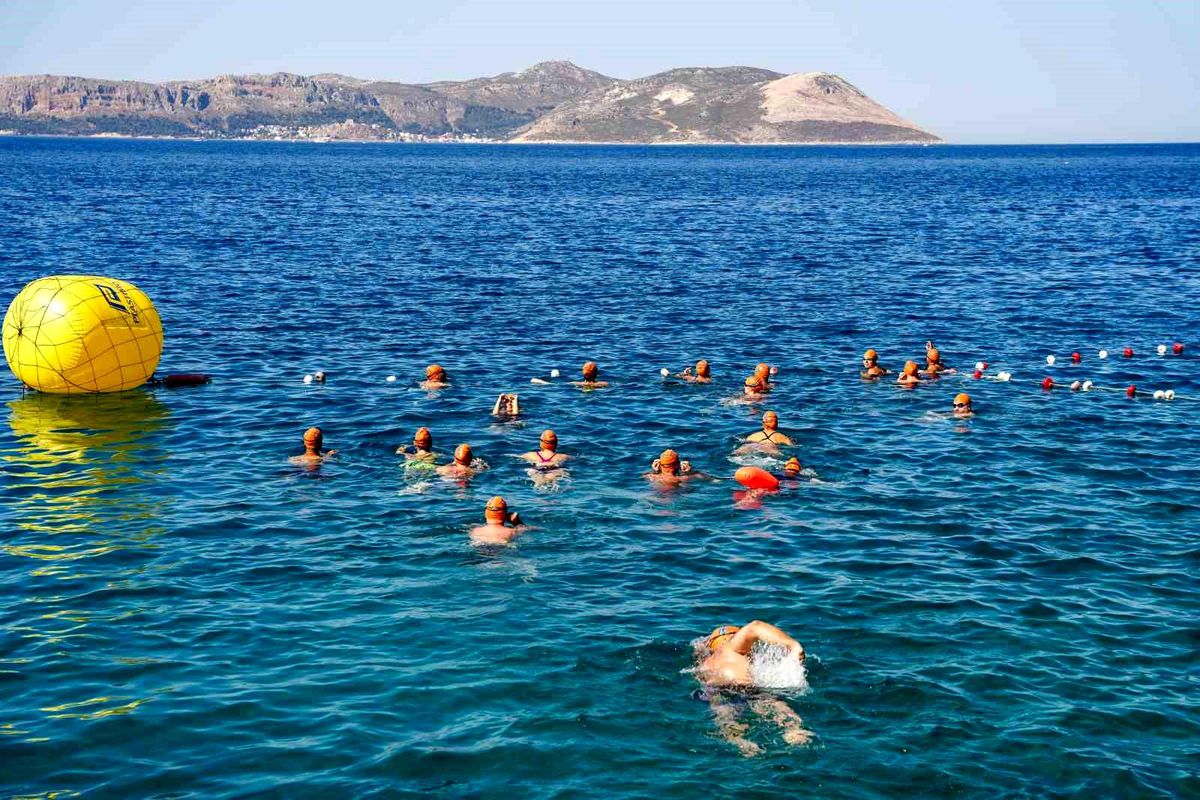Meis-Kaş Yüzme Maratonu'nda sporcular dostluk için kulaç attı