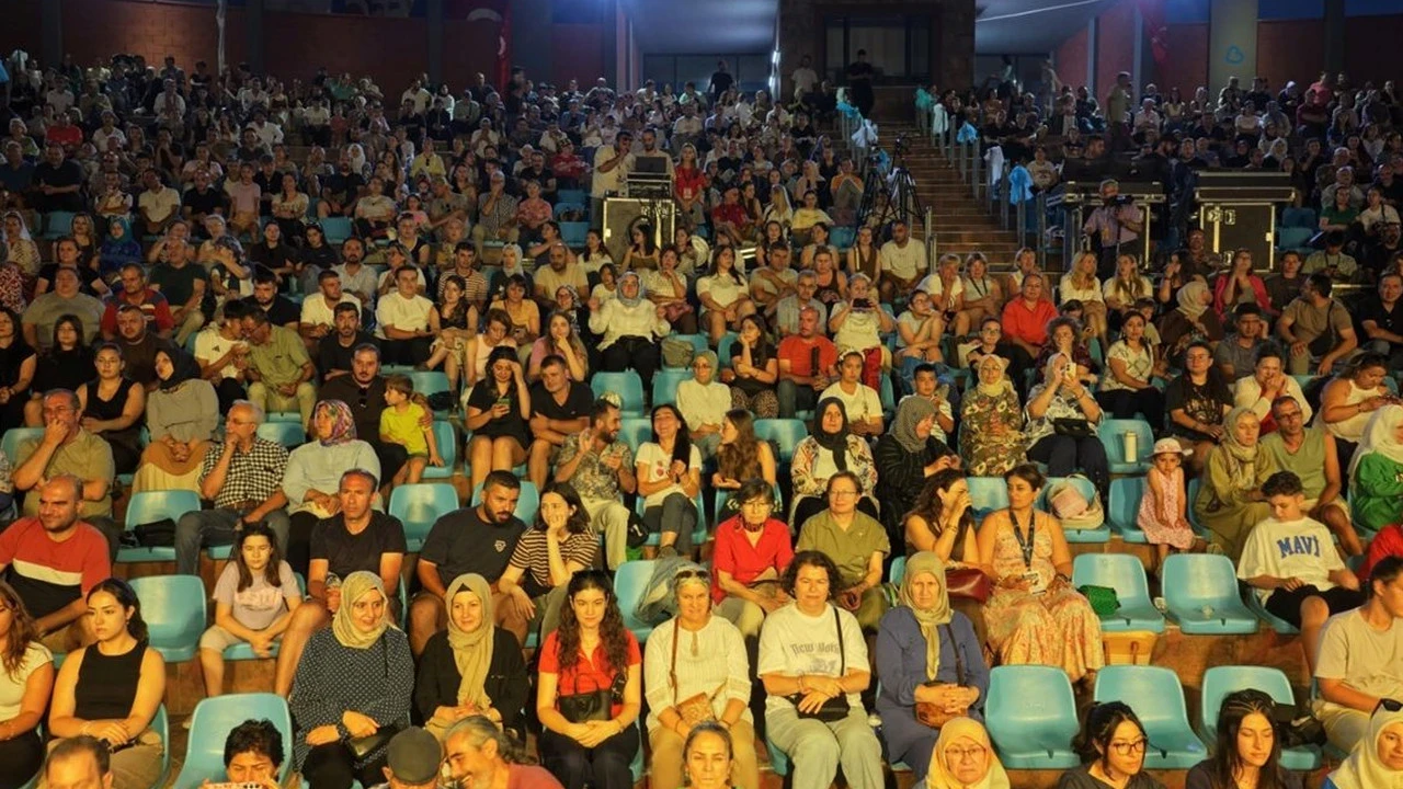 Dünya dansları Balıkesir sahnelendi