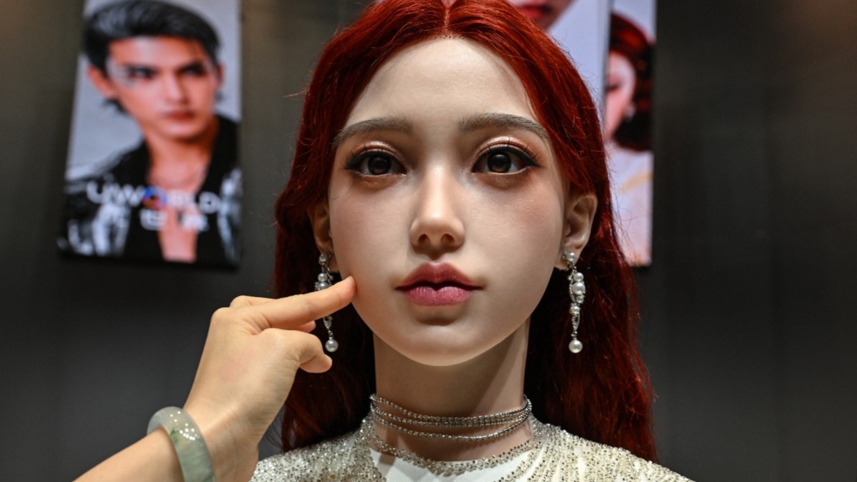 Çin'den "ömür boyu sadık" insansı robot. "Seni asla terk etmeyecek"