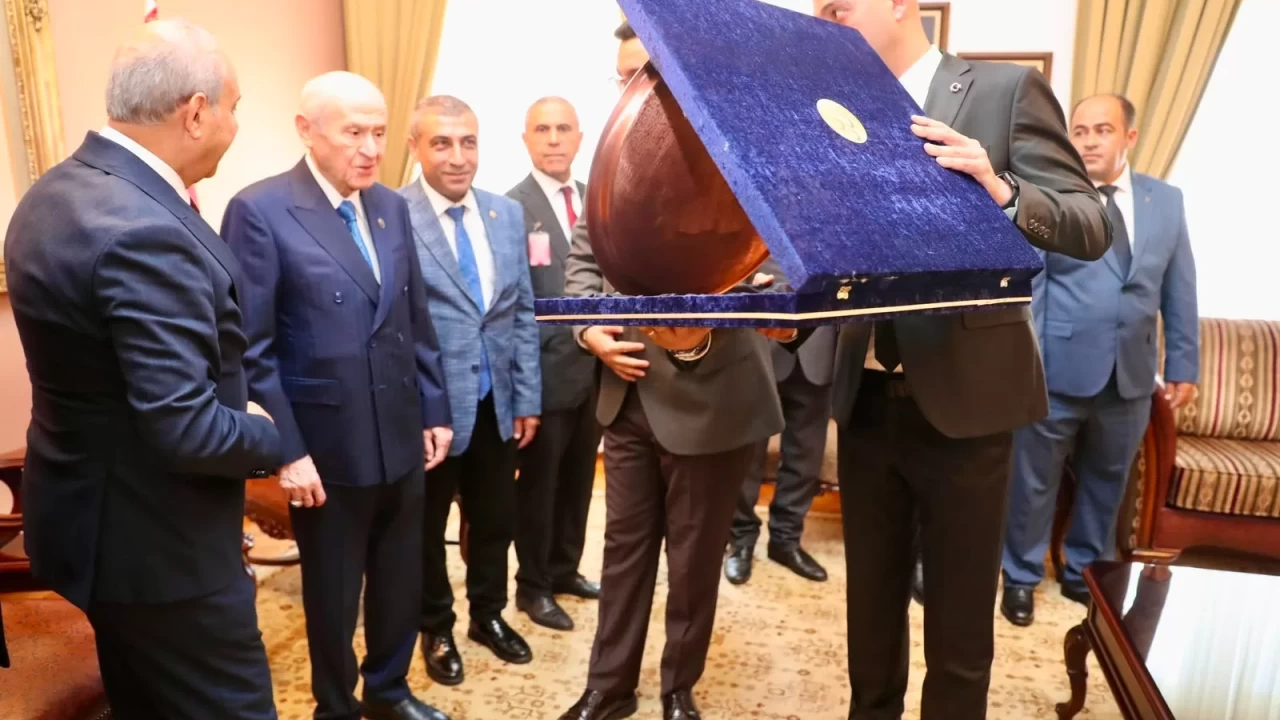 MHP Gaziantep’ten Ankara’ya çıkarma! MHP Lideri Bahçeli’ye özel 'Türk Dünyası Haritası' hediyesi