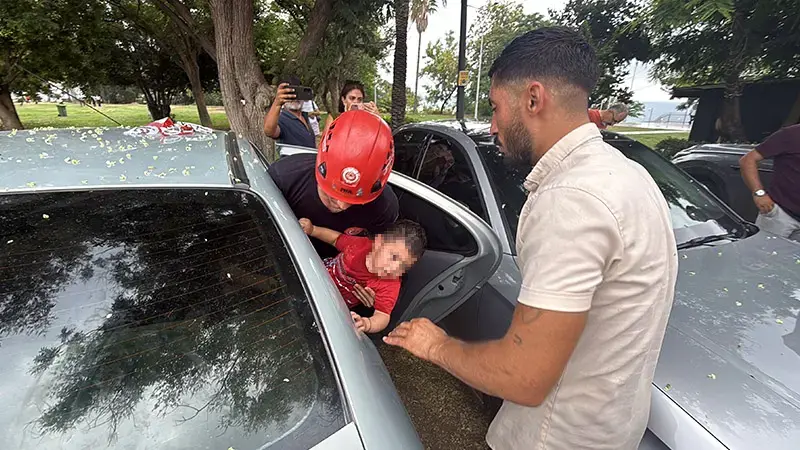 Otomobilde kilitli kalan 1 yaşındaki Firuz'u itfaiye kurtardı