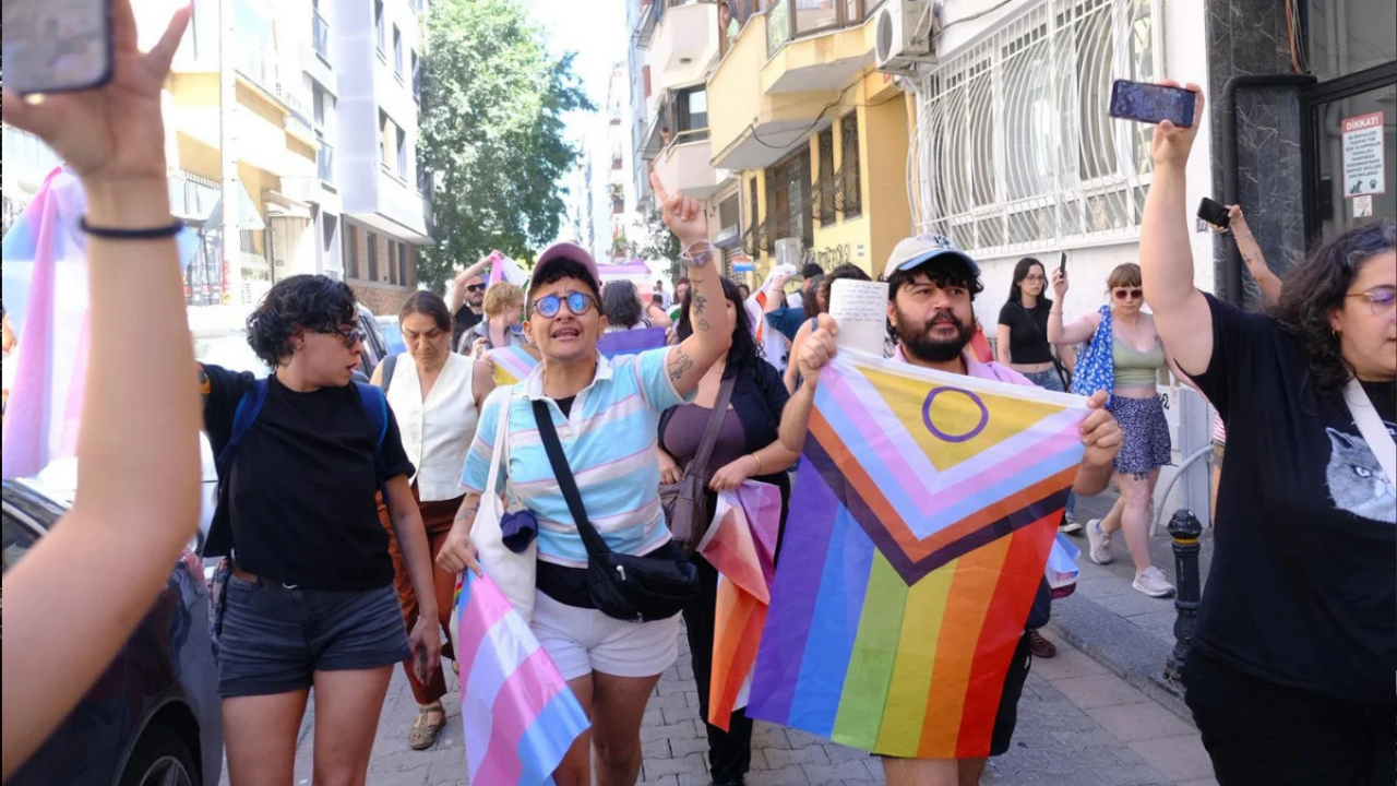 Yasaklara rağmen 24. İstanbul Onur Yürüyüşü yapıldı: 50 gözaltı