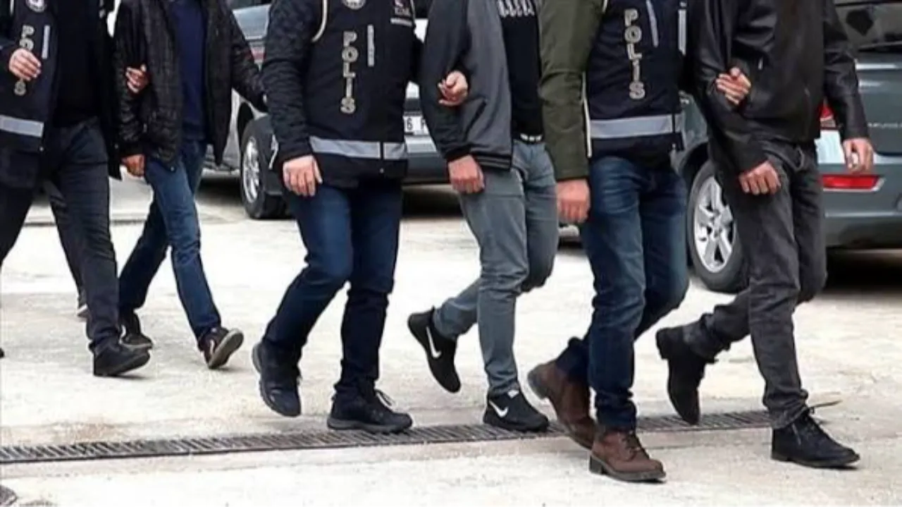 İşin içinde memurlar da var! Usulsüz kimlik düzenleyen suç örgütüne operasyon