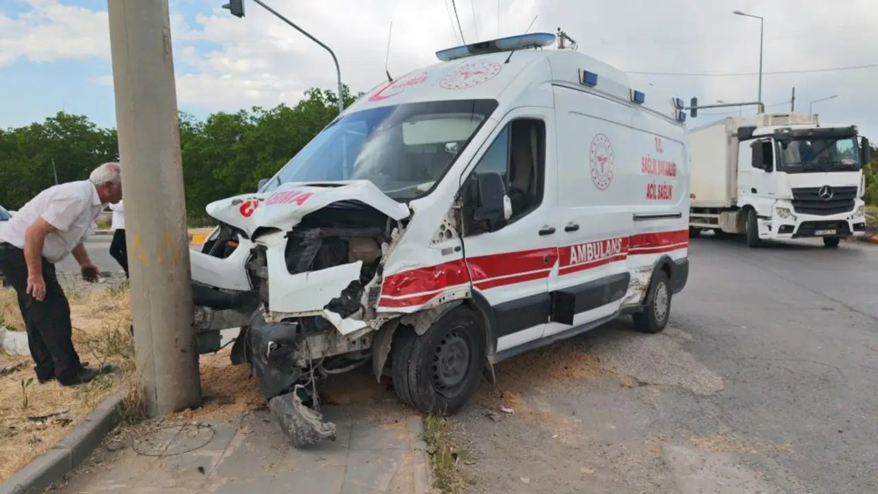 Ambulans ile otomobil çarpıştı: 10 kişi yaralandı