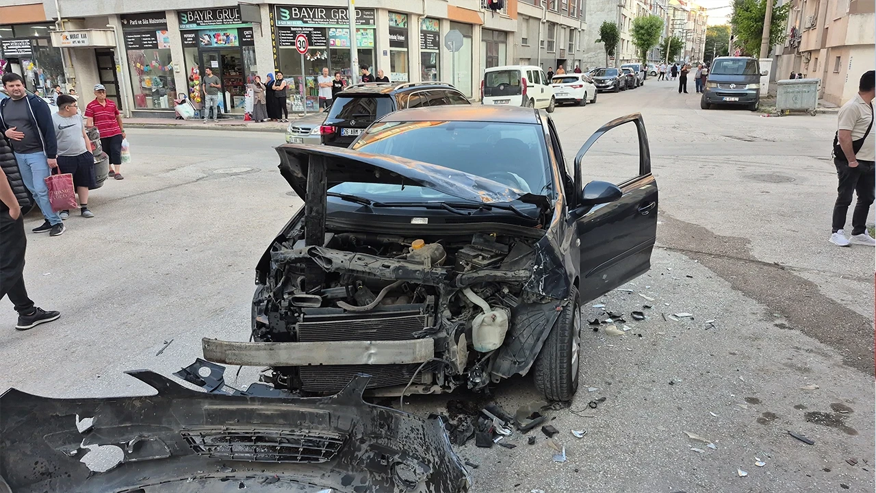 Eskişehir'de kavşakta 2 araç çarpıştı: 2 yaralı