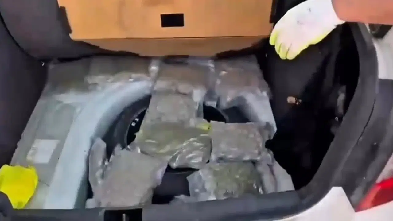 Otomobilde kilolarca uyuşturucu ele geçirildi: Kamu görevlisi tutuklandı