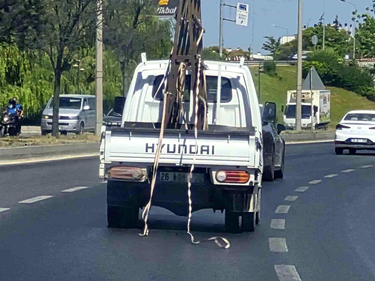 Kamyondan sarkan şeritler trafiği tehlikeye attı
