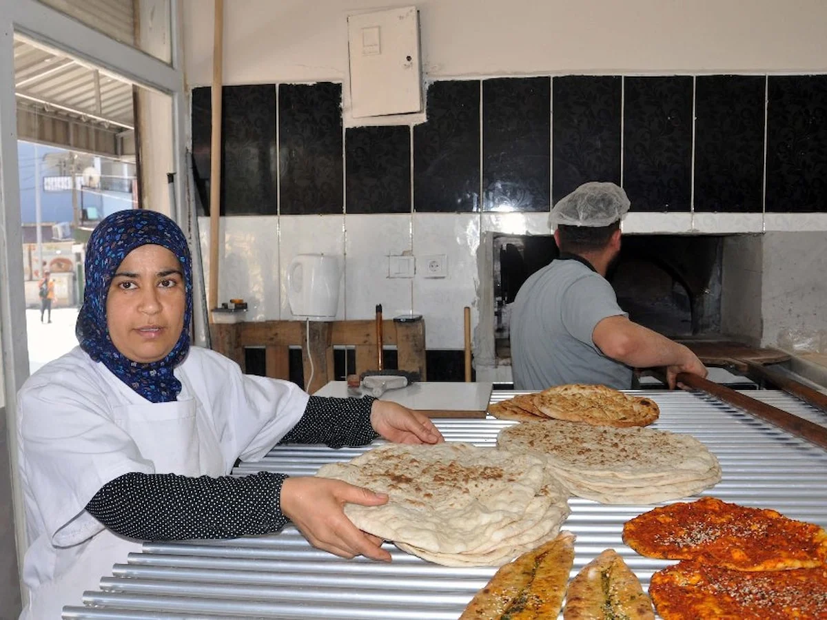Hatay'da oğlu için fırın açıp çalışmaya başladı