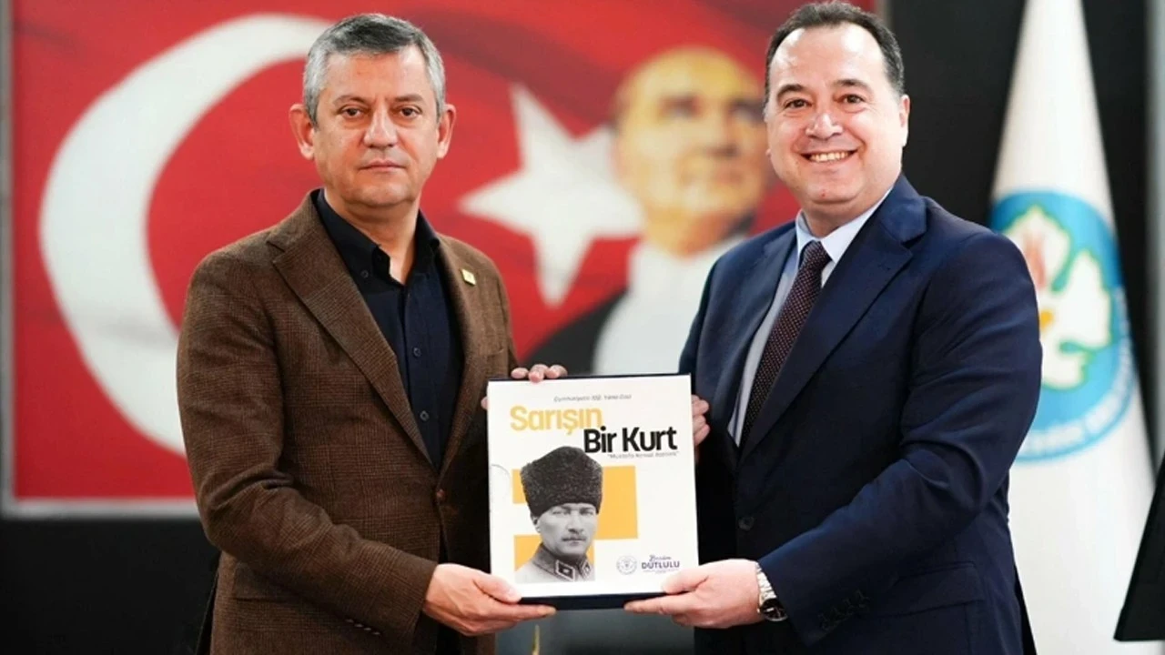 Yeni Parti'ye CHP'den geçen ilk Büyükşehir Belediyesi belli oldu! 'Sizinleyiz Özgür Özel' diyerek paylaştı