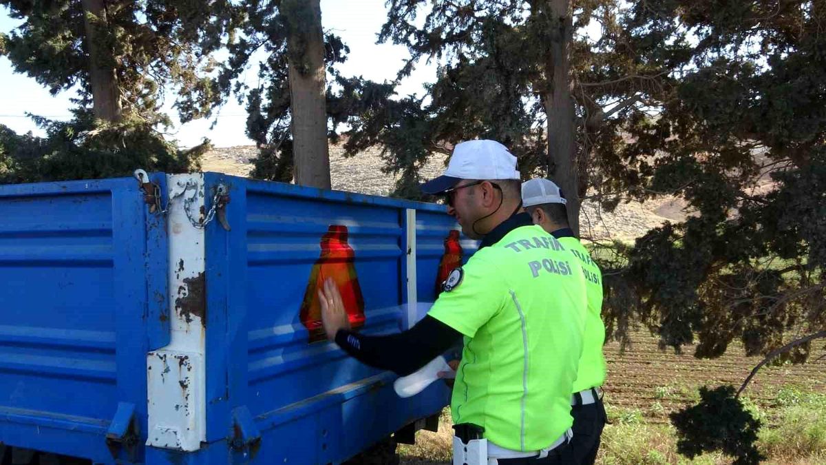 Hasat döneminde yaşanan kazaların önüne geçmek amacıyla traktörlerdeki reflektörler kontrol edildi