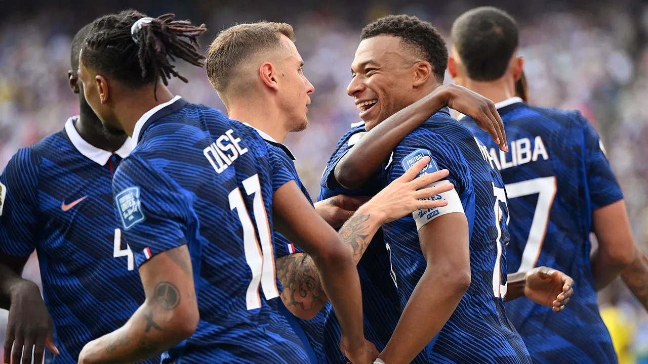 İsveç'e fark atan Fransa'dan bir ilk! Mbappe, Messi'nin ensesinde