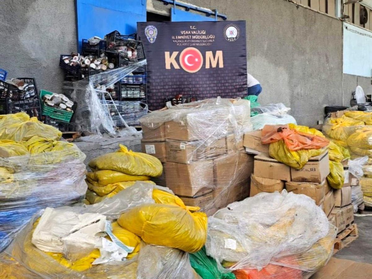 Uşak'ta 30 ton bozuk ve tarihi geçmiş gıda ele geçirildi