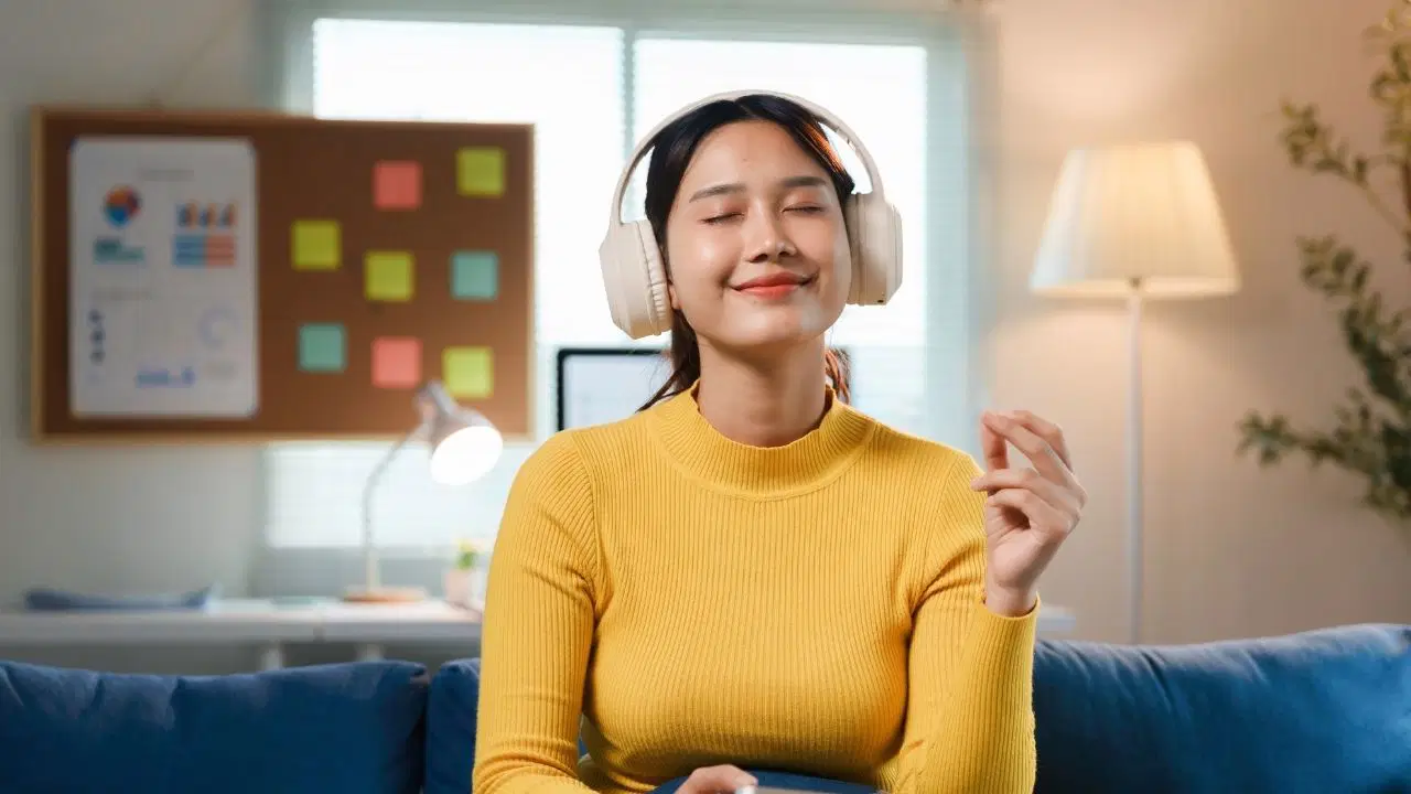Kulaklık bağımlıları: Dışarı adım attığı an dünyayla bağını koparan 3 müzik tutkunu burç!