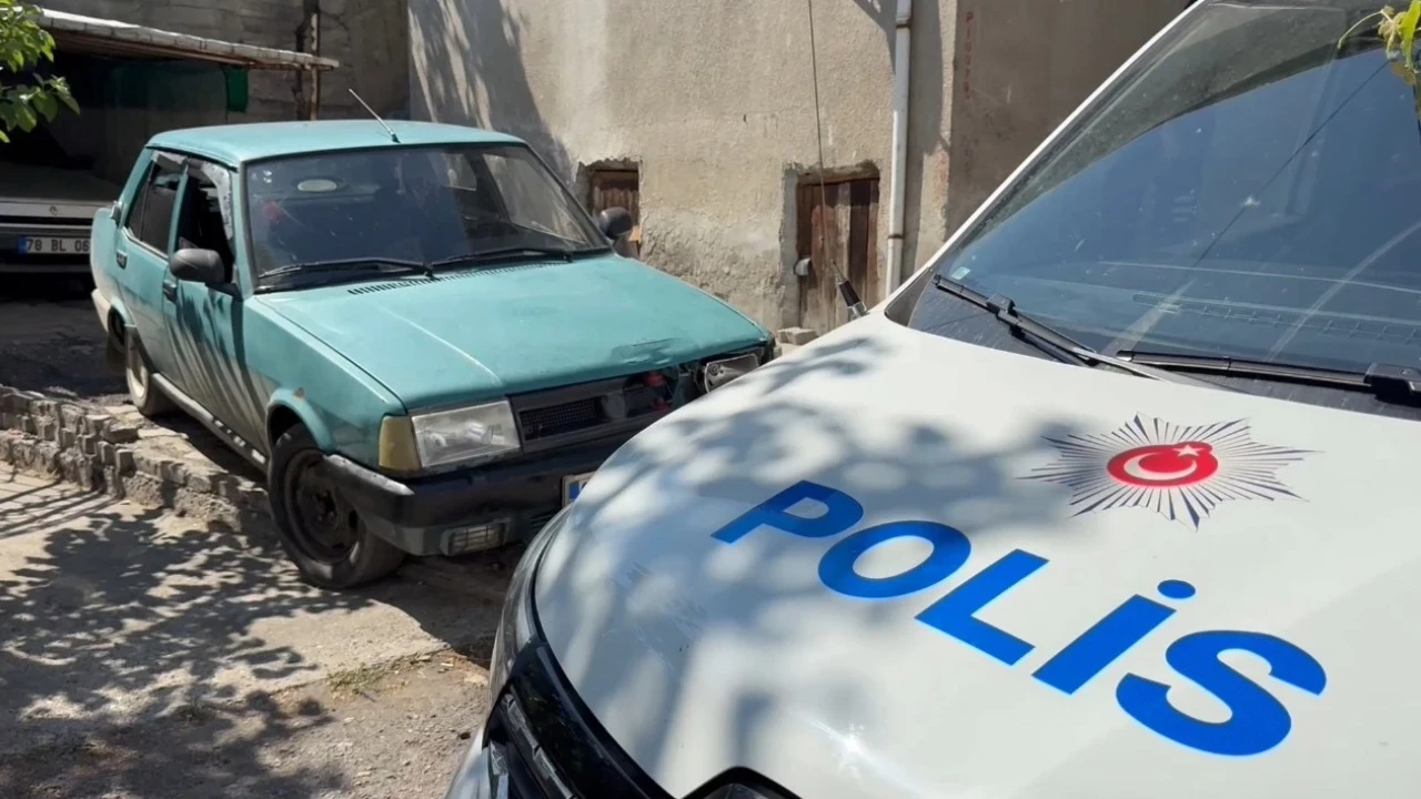 Polisten kaçan sürücü, araçtaki iki kadını bırakıp yaya olarak kaçtı