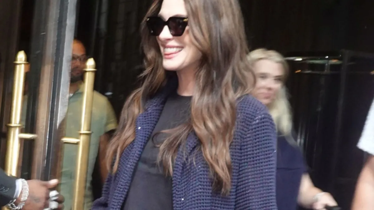 43 yaşında üçüncü bebeğini beklediğini duyurmuştu! Anne Hathaway büyüyen karnıyla New York’u salladı!