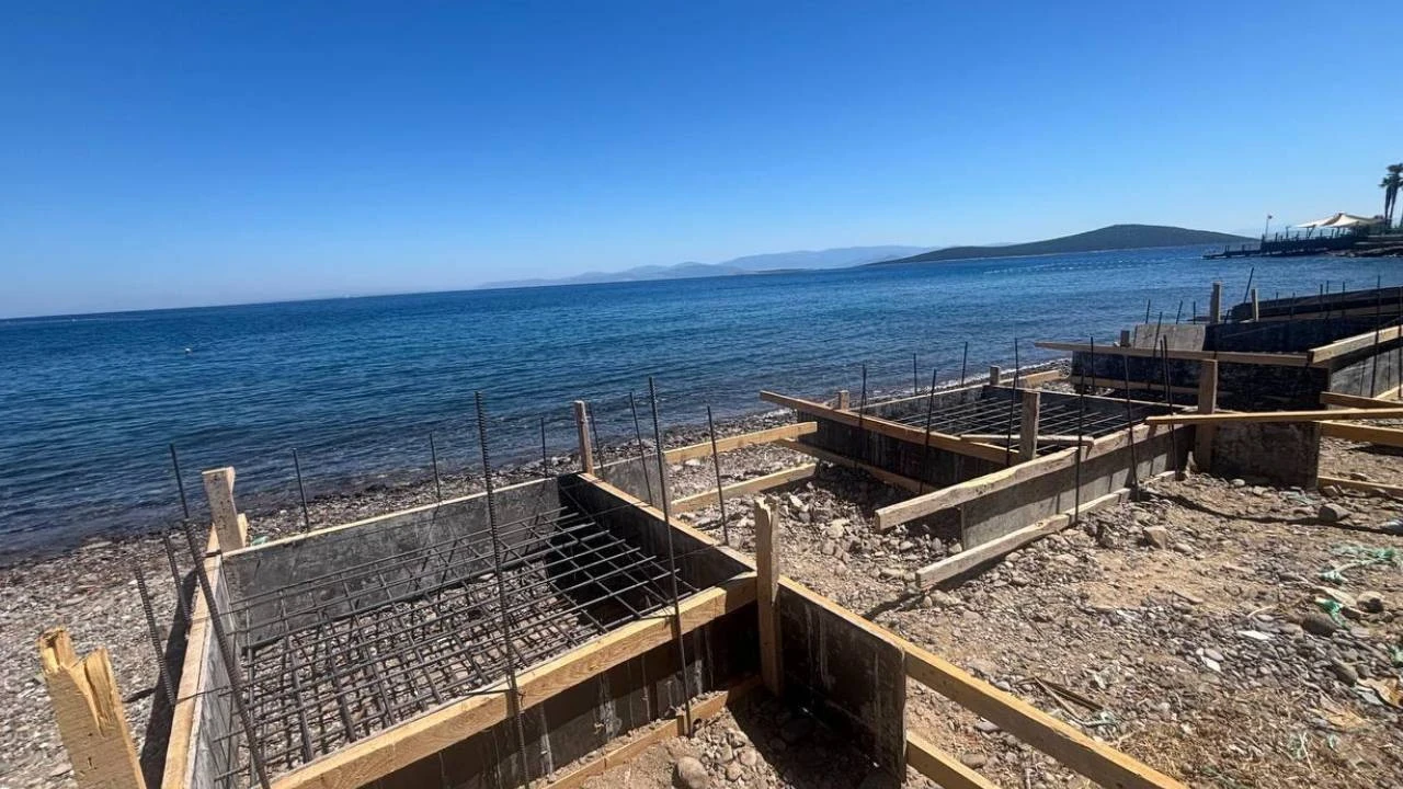 Sahile izinsiz beton döktüğü belirlenen firmaya para cezası
