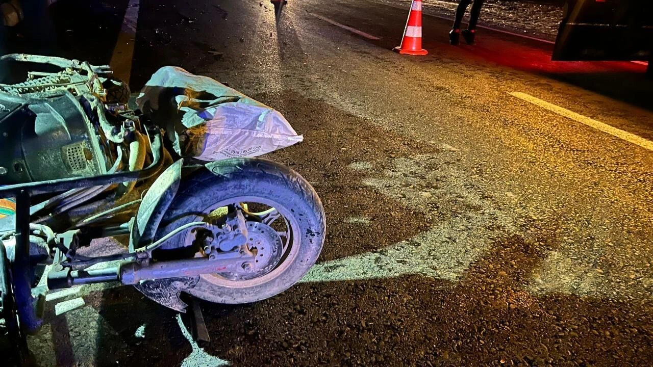 Bilecik'te korkutan kaza: Kontrolden çıkan motosiklet refüje çarptı