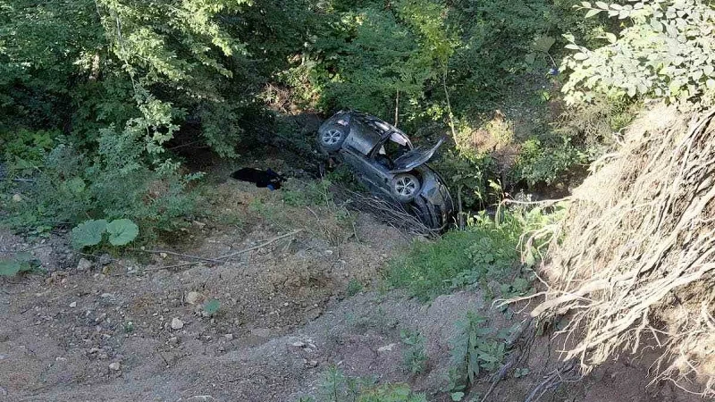 Yayla yolunda otomobil uçuruma yuvarlandı: Bir kişi yaralandı