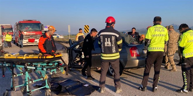 Erzurum'da otomobil kamyonete çarptı: 3 ölü, 3 yaralı