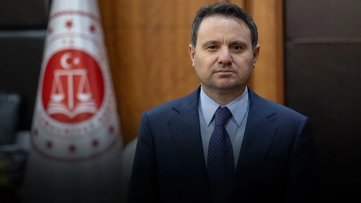 Bakan Gürlek mahkemeden kazandığı tazminatı Kızılay'a bağışladı