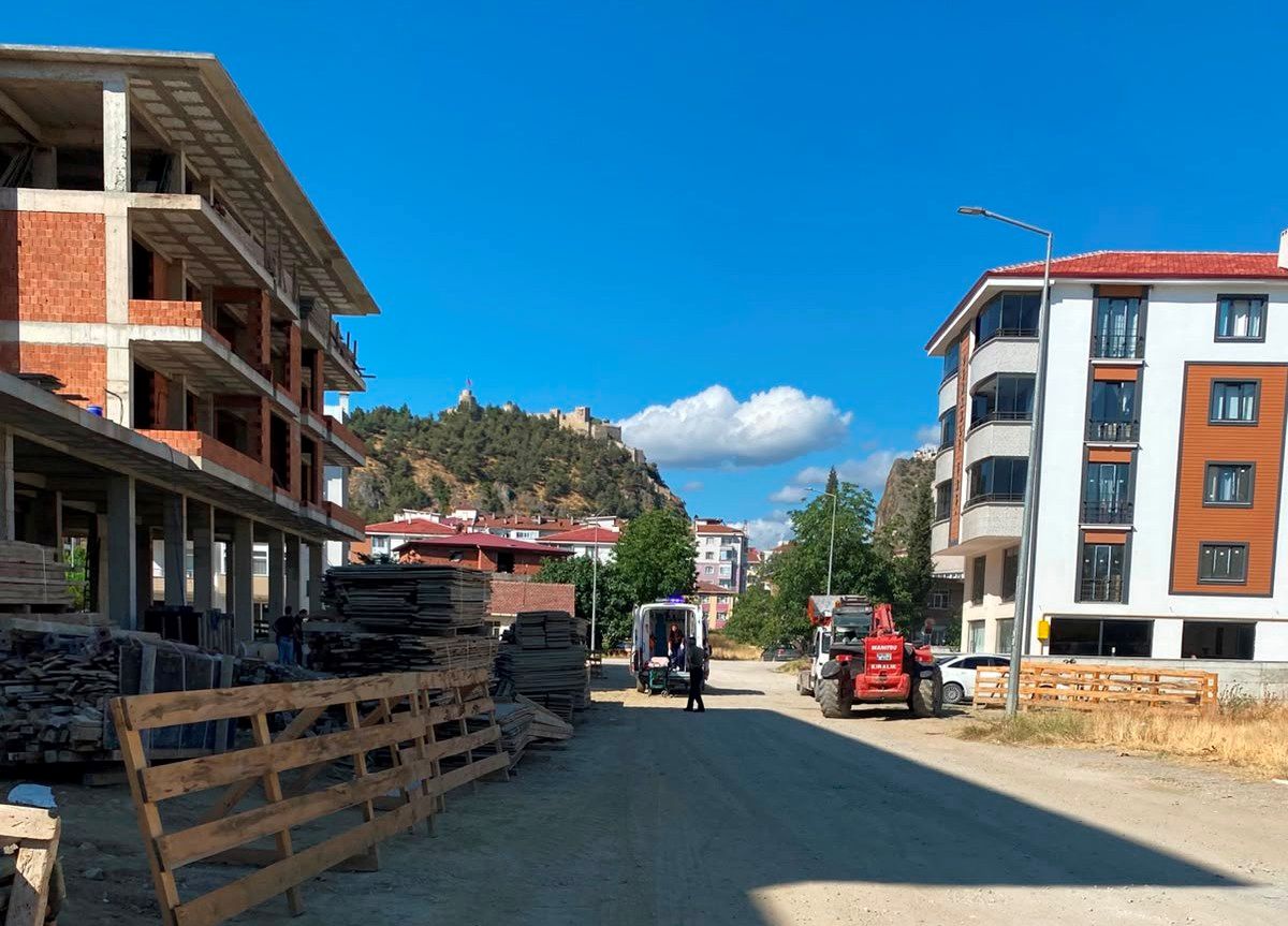 Boyabat'ta inşaatın 4. katından düşen işçi yaralandı