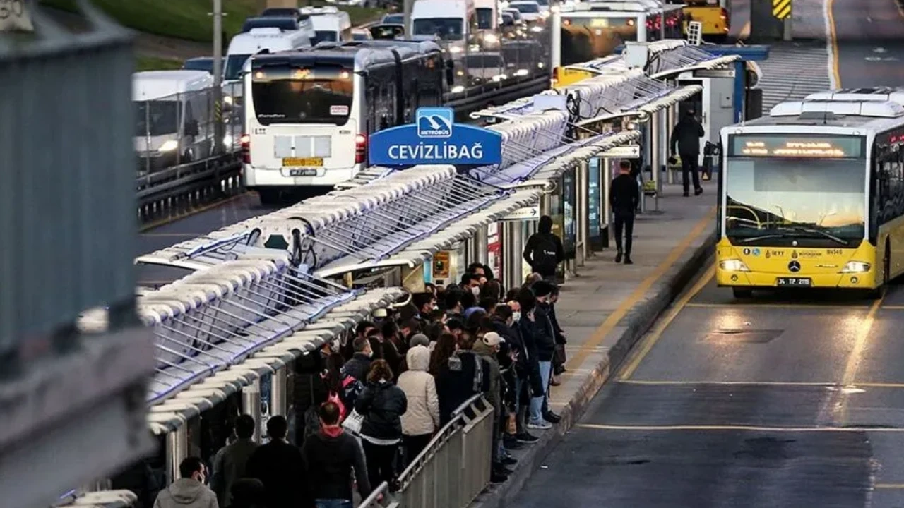 Yarın toplu taşıma ücretsiz mi? 15 Temmuz'da otobüs, metrobüs, metro, İETT, EGO, ESHOT bedava mı?