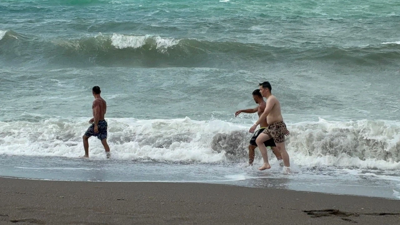 Karadeniz hırçınlaştı! Dalgalara rağmen denize girdiler