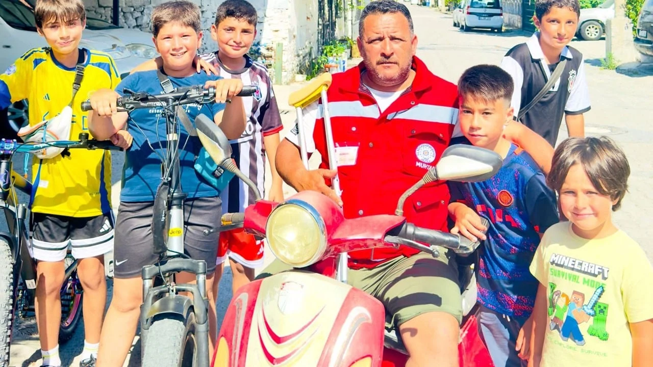 Ayağı alçıda ama yerinde durmuyor! Muhtarın yaptığı görenleri şaşırttı