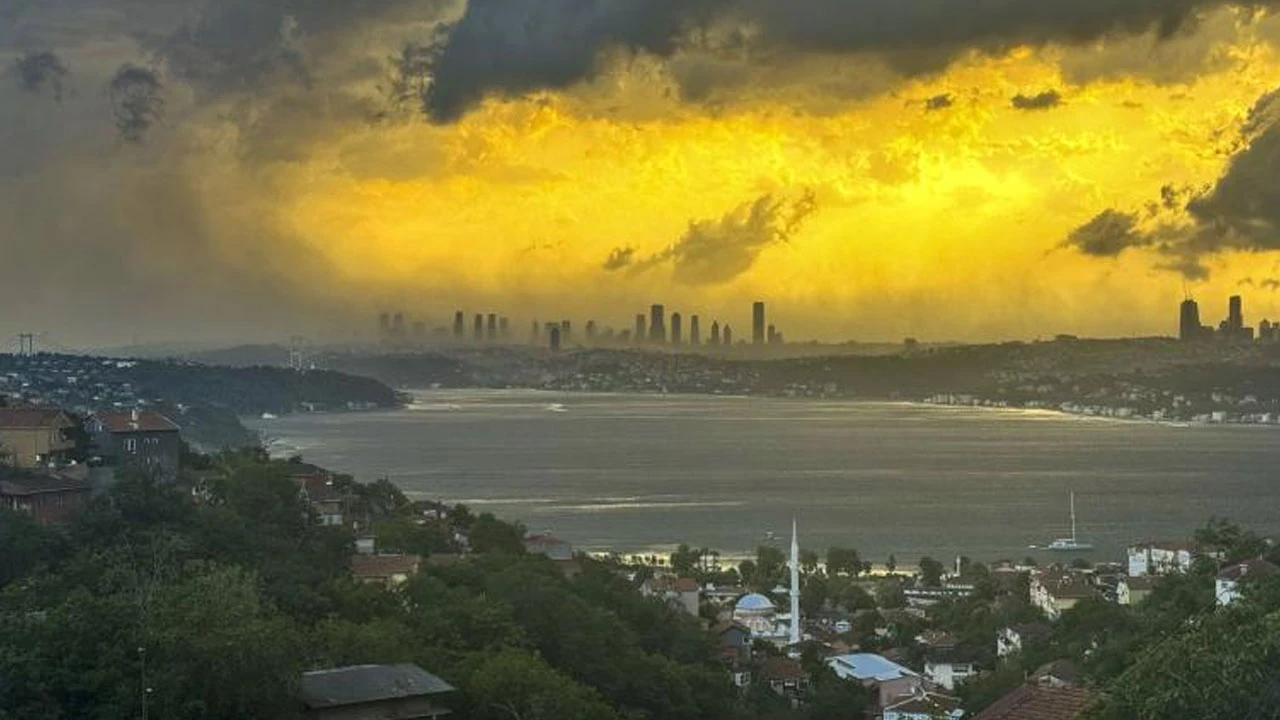 İstanbul'da fırtına: Çatılar uçtu, ağaçlar devrildi