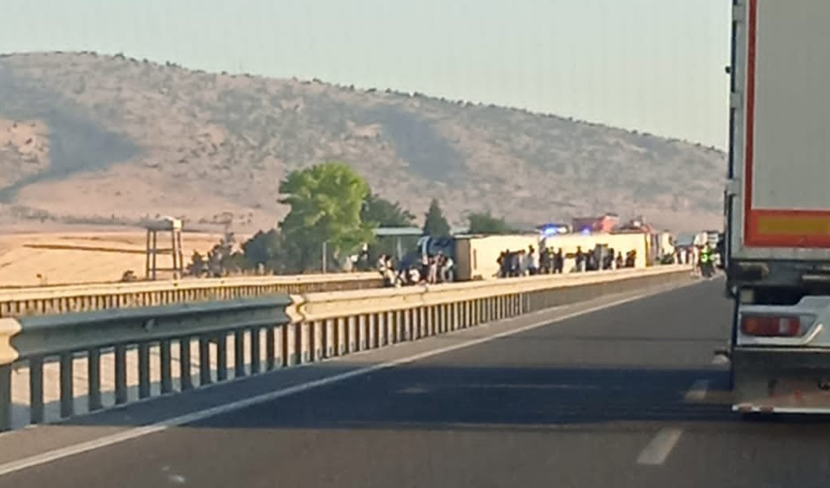 Son Dakika: Kütahya’da yolcu otobüsü bariyerlere çarpıp devrildi: 31 kişi yaralandı